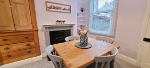 Dining - 2 Bed Holiday Home with on-street parking and river walks (York)