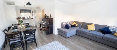 House (3 Bedrooms) | Living room