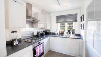 House (3 Bedrooms) | Private kitchen | Oven
