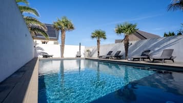 Een buitenzwembad en een verwarmd zwembad