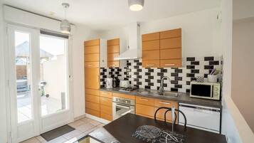 Een koelkast, een microgolfoven, een oven, een kookplaat