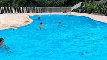 Een buitenzwembad en een verwarmd zwembad