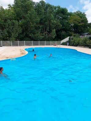 Een buitenzwembad en een verwarmd zwembad