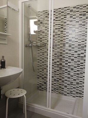 Studio suite | Badkamer | Een douche, gratis toiletartikelen, een haardroger, een bidet