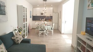 TV - Modern Apartment Near La Malagueta Beach with Wi-Fi, AC, and Full Amenities (Málaga)