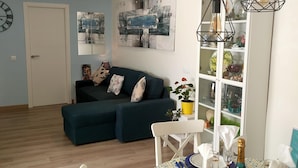 TV - Modern Apartment Near La Malagueta Beach with Wi-Fi, AC, and Full Amenities (Málaga)