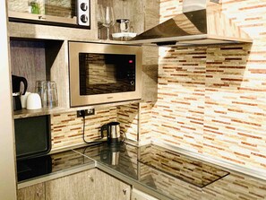 Refrigerador, microondas, horno, cafetera/tetera