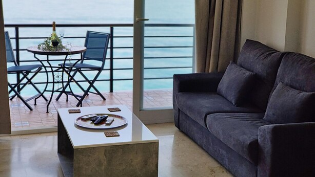 TV - Studio in Torremolinos: Pool, Sea View, Wi-Fi, Air Conditioning (Torremolinos)