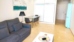 TV - Studio in Torremolinos: Pool, Sea View, Wi-Fi, Air Conditioning (Torremolinos)