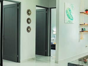 4 soverom, skrivebord, strykejern/-brett og reiseseng for barn