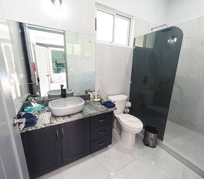 Amenidades de baño ecológicas, secadora de cabello, toallas 