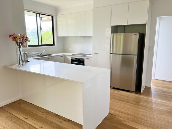 Refrigerador, microondas, horno y parrilla de estufa