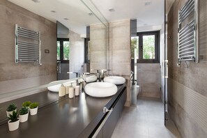Luxury Apartment | Bathroom | Shower, hair dryer, towels - Sweet Inn - Villa Alexandra (Cannes)
