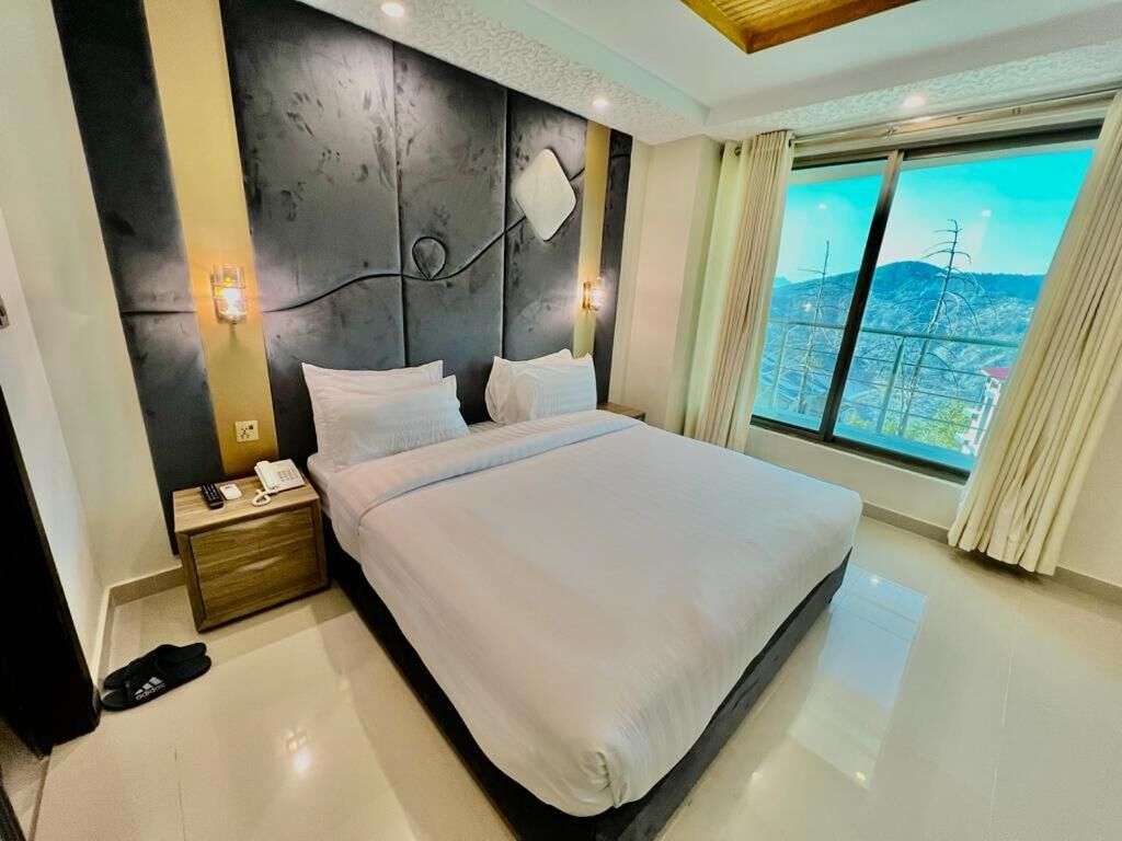 Deluxe Suite | In-room safe, individually decorated, individually furnished