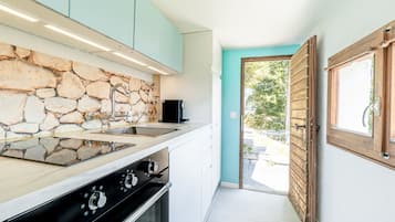 Fridge, oven, stovetop, coffee/tea maker
