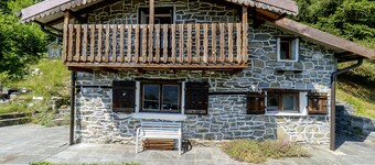 Small rustic dream in a quiet location with a view of the mountains