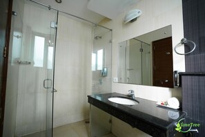 Quarto casal luxo | Banheiro | Chuveiro, chuveiro com efeito de chuva, toalhas de banho 