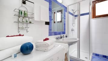 Doccia, asciugacapelli, bidet, asciugamani
