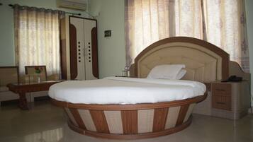 Family Studio Suite | Iron/ironing board, free WiFi, bed sheets