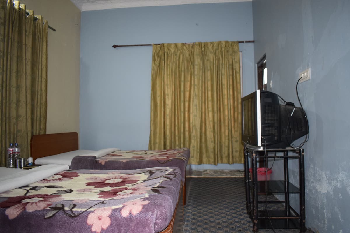 Basic Double Room | Iron/ironing board, free WiFi, bed sheets