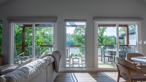 Ein Zimmer mit einer großen Schiebeglasdoor zum Außenbereich mit Terrasse.
