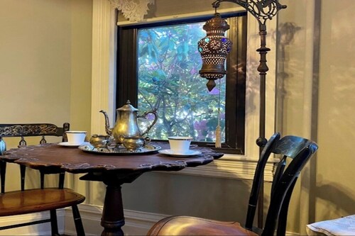 Historic 1884 Victorian Downstairs Unit. Walk to everything! Close to elk!