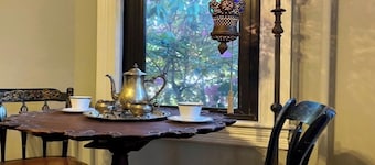 Historic 1884 Victorian Downstairs Unit. Walk to everything! Close to elk!