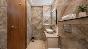 Comfort Apartment | Bathroom | Shower, rainfall showerhead, free toiletries, slippers