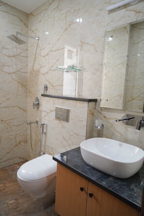 Departamento Confort | Baño | Regadera, regadera tipo lluvia, amenidades de baño gratuitas, pantuflas