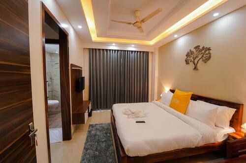 Comfort Apartment | 2 bedrooms, hypo-allergenic bedding, desk, laptop workspace