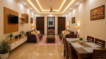 Comfort Apartment | Ruang tamu | 32 inci televisyen skrin rata dengan digital, TV
