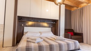 A modern bedroom with a large bed, a wooden ceiling, and a built-in wardrobe. - VILLA SICILY SWIMMING POOL (italia,sicilia)