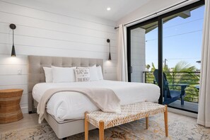 4 habitaciones, escritorio y tabla de planchar con plancha 