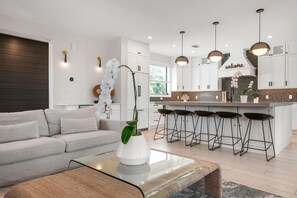 Smart TV, tavolo da calcetto, tavolo da ping pong, libri