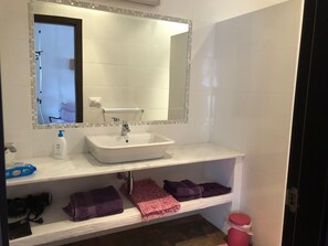 Shower, hair dryer, towels, toilet paper - MORAIRA-BENISSA villa deco atypique 10 pers Wifi- clim- Piscine privée (Benissa)