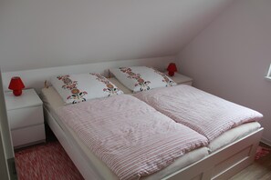 2 bedrooms, WiFi, bed sheets - Romantic apartment in thatched house (upper floor) with large garden, child-friendly (Koserow)
