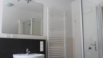 Dusche, Handtücher, Seife, Toilettenpapier