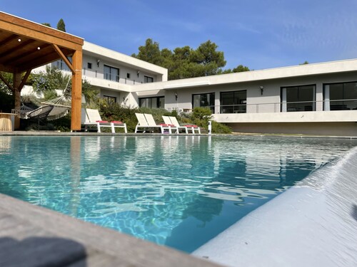 Contemporary luxury villa.12x6infinity pool. Salt treatment. Pine forest view.