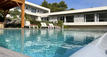 Contemporary luxury villa.12x6infinity pool. Salt treatment. Pine forest view.