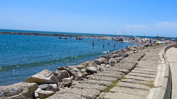 Chaises longues, serviettes de plage