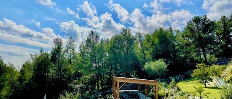 حمّام سباحة خارجي، حمّام سباحة مُدفَّأ