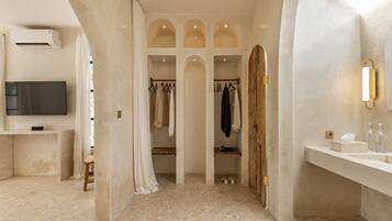 奢华别墅 | 浴室 | 淋浴设施、大花洒淋浴喷头、免费洗浴用品、吹风机