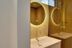 Sèche-cheveux, serviettes fournies, savon, papier toilette