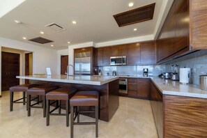 Køleskab, mikrobølgeovn, ovn, kogeplade