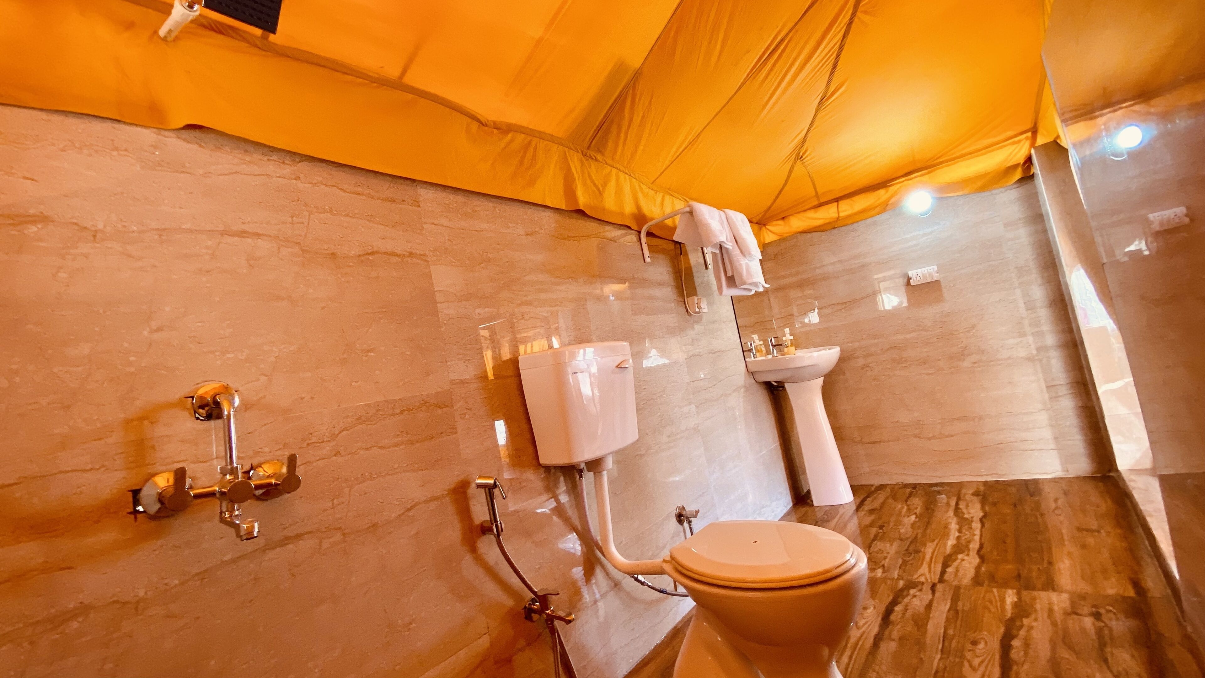 Douche, douche à « effet pluie », articles de toilette gratuits