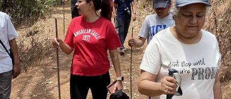 Un grupo de personas caminando por un sendero en un bosque.