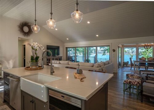 Luxury Lakefront Home • Screened Porch • Max Dock • Kayaks & Paddleboard