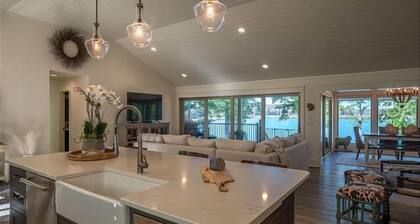 Luxury Lakefront Home • Screened Porch • Max Dock • Kayaks & Paddleboard