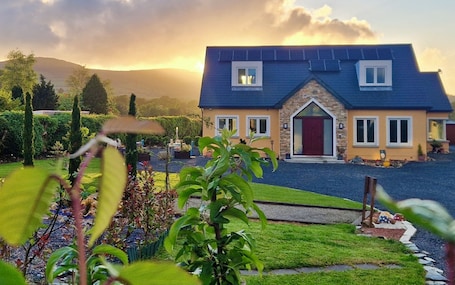 Exterior. B&B and Self Catering Mon Petit Cottage