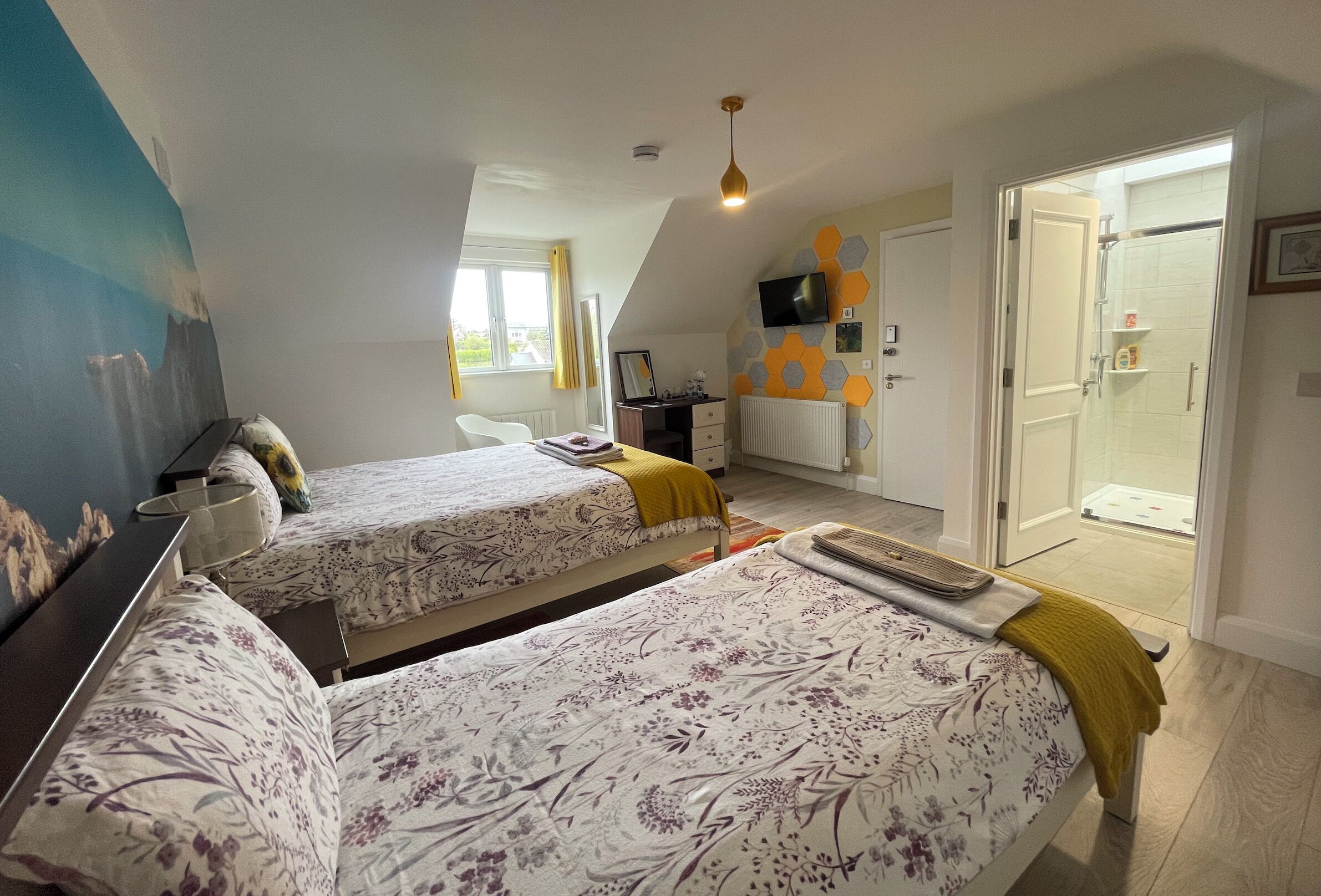 Kolmen hengen premium-huone, useita sänkyjä, kylpyhuone makuuhuoneen yhteydessä, näköala puutarhaan | Ylelliset vuodevaatteet, untuvapeitot, yksilöllisesti sisustettu